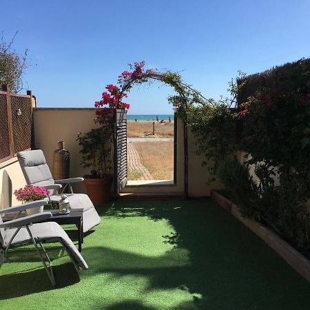 Beach Flat With Garden Castelldefels Esterno foto